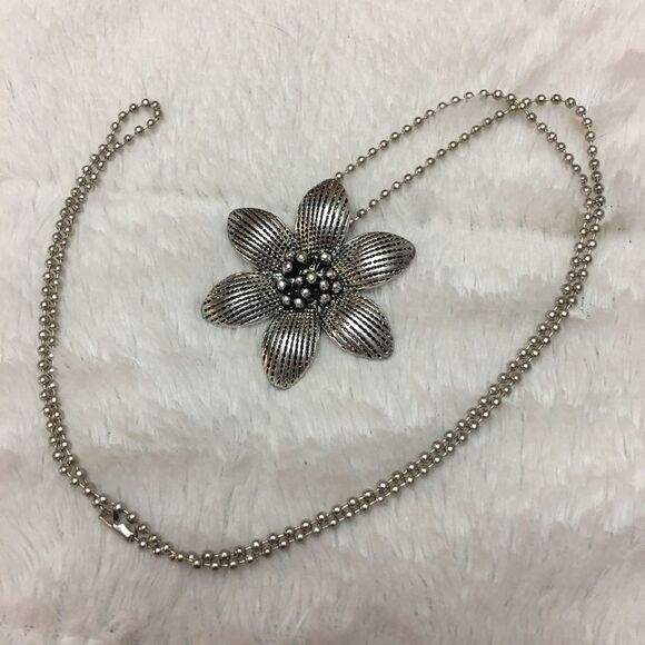 (P2) Flower Necklace - Picture 3 of 6